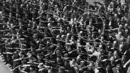 La fotografía «El hombre cruzado de brazos en medio del saludo nazi» se halla expuesta en el centro de documentación «Topografía del Terror» de Berlín en la antigua sede de Gestapo, las SS y la Reichssicherheitshauptamt 