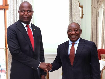 O Presidente da África do Sul Cyril Ramaphosa recebe o Presidente de Moçambique Daniel Chapo de Moçambique para uma reunião em Genadendal. Estas eleições trouxeram a tona o quão o nosso Estado é putrefacto por dentro e por fora, e por outro lado o uso exagerado do poder de fogo mostrou e provou mais uma vez que esta policia está ao serviço de um regime decadente que esgotou toda razão e argumentos para se manter no poder, e veem nas armas a única fonte  e recurso exclusivo para a força se manter no poder vitaliciamente, mas o povo disse não nas urnas ao votar num partido novo e promissor como forma de buscar uma nova alternância de poder, e anseio por mudanças concretas. Instalou-se um clima de guerra e desconfiança dia pós dia são manifestações para a reposição da verdade eleitoral e a policia responde a estas manifestações com uma mistura de gás lacrimogéneo e balas verdadeiras que estão ceifando vidas inocentes