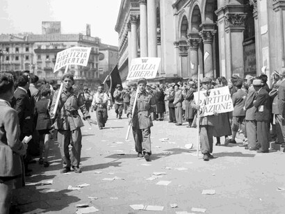 Sfilata in piazza del Duomo a Milano delle
formazioni del C.V.L. (Corpo volontari della
libertà), 6 maggio 1945, fotografia di Publifoto. Per gentile concessione de Rete Fotografia. © Archivio Publifoto Intesa Sanpaolo