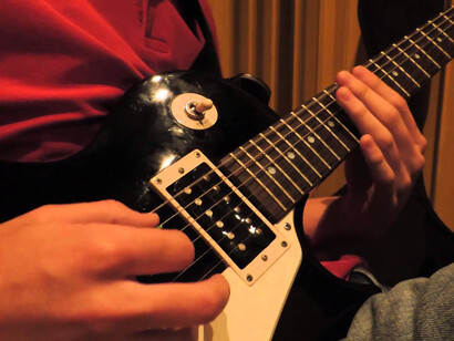 Ensayando con la guitarra