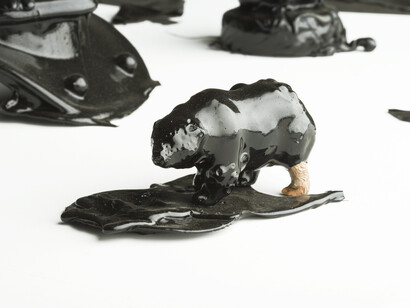 Minerva Cuevas, Serie Hidrocarburos, 2007, Courtesy of the artist and kurimanzutto, Mexico City. Photo by Michel Zabé and Omar Luis Olgurn