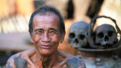 I circa 350 Dayak Bidayuh di Gayu (Sarawak) sono politeisti e il loro fulcro di aggregazione spirituale è racchiuso nel baruk o “tempio dei teschi” (chiamato anche panggah o balui), situato in una casetta a parte collegata alla longhouse da un'asse di legno. I macabri trofei vengono esibiti solo in occasione di cerimonie o feste religiose, come la Mukah, fatta per placare lo spirito racchiuso nei teschi chiamato Tikurouk – Opar, Gumbang e Tringgus, sono gli unici villaggi Bidayuh con un baruk originale.  