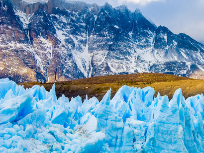 Imponentes picos nevados alzándose sobre el glaciar Perito Moreno en la Patagonia, Argentina