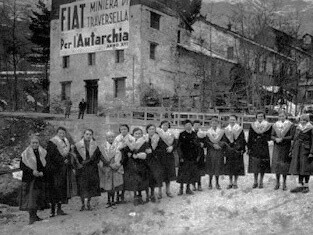 Le donne di Traversella davanti allo stabilimento