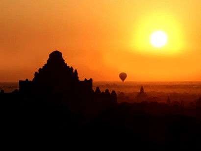 Silueta de globo aerostático sobre Myanmar al amanecer