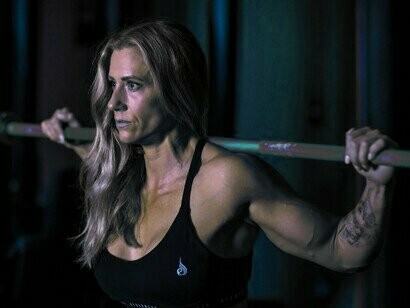 Mulher executa exercícios de fortalecimento muscular. Nas fases de preparação, muitos profissionais e atletas experientes realizam sessões de fisioterapia preventiva, mesmo sem estarem lesionados, para assegurar que seu corpo esteja funcionando em harmonia. E acredite, isso faz toda a diferença na performance e na longevidade de uma carreira
