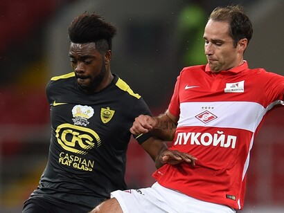 Lukman Haruna dell'Anzhi Makhachkala e Roman Shirokov dello Spartak Mosca in un contrasto di gioco