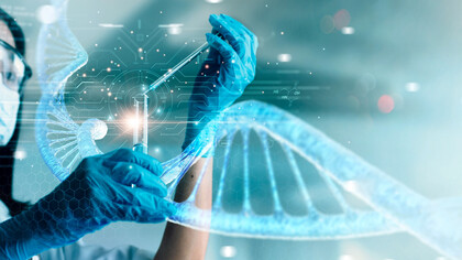 Especialista en biotecnología realizando experimentos en el laboratorio