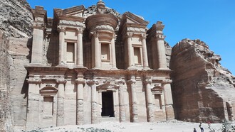 Petra. Chi non si è mai lasciato trascinare dalla fantasia percorrendo la storia di questa splendente città lungo le rotte carovaniere dell'Oriente?
