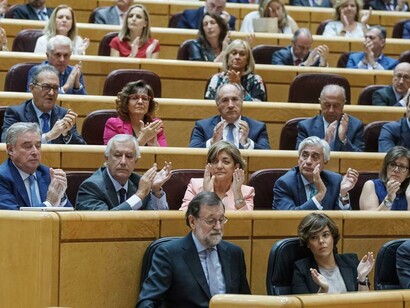 Senadores del PP aplauden a Rajoy