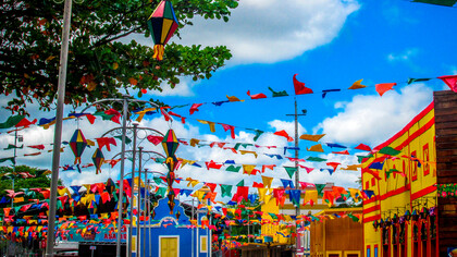 Decoração típica de festa junina. Aqui no nordeste brasileiro temos quadrilhas, arraias, barraca do beijo, forro, fogueiras e comidas típicas, aquelas comidas regionais com gostinho de casa, gostinho de lar