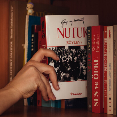 Livro é guardado em uma estante