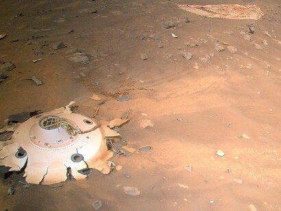 Resti del paracadute e del guscio posteriore del rover, durante la discesa e l'atterraggio di Perseverance su Marte il 18 febbraio 2021