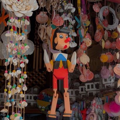 Il burattino di Collodi è arrivato così in luoghi lontani come la Georgia, Bali, Istanbul, dove ancora oggi compare in libri, souvenir e oggetti della cultura popolare