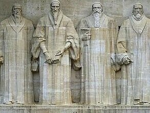 Da esquerda para a direita: Guilherme Farel, João Calvino, Teodoro de Beza e João Knox, retratados no Muro dos Reformadores, em Genebra, na Suíça. O local que marcou a separação definitiva do político e do religioso foi a frágil igreja da Inglaterra. Ao contrário dos demais países, as ilhas britânicas possuíam uma monarquia não tão poderosa quanto seus rivais e possuíam uma igreja que, apesar de ter se separado de Roma, não tinha uma identidade nem uma teologia próprias

