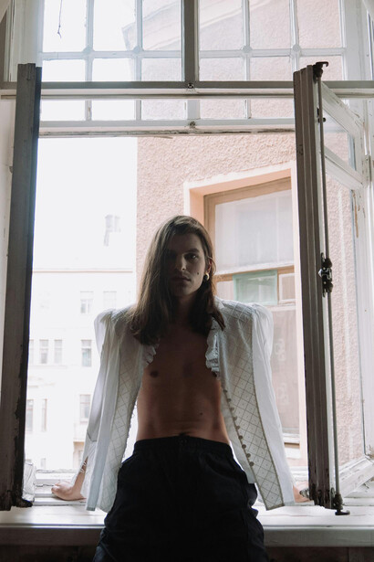 A espontaneidade e leveza da vida são representadas pelo bobo da corte, que reflete autenticidade e humor, sendo usado por marcas e humoristas para criar conexões autênticas com o público