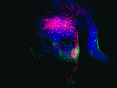 Riflessi di luce sul viso radiante. Svegliarsi all'amore: un viaggio verso la nostra divinità interiore