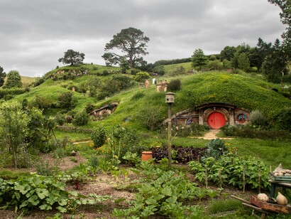 Hobbiville e la Contea, come sfondo per queste due location della trasposizione cinematografica, dell'opera tolkeniana, di Peter Jackson "Il Signore degli Anelli" è stata scelta Matamata, in Nuova Zelanda