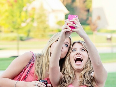 Dos adolescentes haciéndose un selfie con el móvil