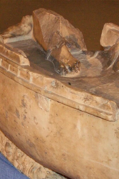 Frammento di una statua di Iside, dal tempio di Iside, Benevento, Italia