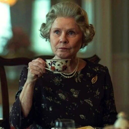 Le inquadrature ravvicinate su tazze, teiere e piattini non sono semplici dettagli scenografici, ma contribuiscono a costruire l’atmosfera intima e rituale delle scene domestiche. Nella foto l'attrice Imelda Staunton è la regina Elisabetta II nella serie "The Crown"