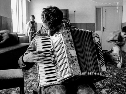 Un ragazzo suona la fisarmonica in un centro per disturbi mentali, Sarajevo 1995 ink-jet print 2016 28 x 42 cm, Isabella Balena
