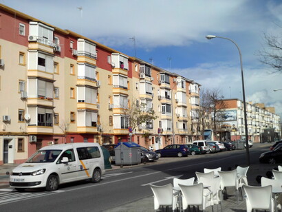 Cuenta con una renta anual por habitante de 5.700 a 5.800 euros, mostrando altos índices de desempleo y exclusión. Calle Federico Mayo, Barrio Los Pajaritos, Sevilla, España