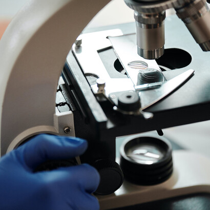 Jacques Monod. Devenu chef de service en 1953, il est chargé l’année suivante de créer le service de biochimie cellulaire, discipline inconnue au bataillon traditionnel des facultés des sciences de l’époque