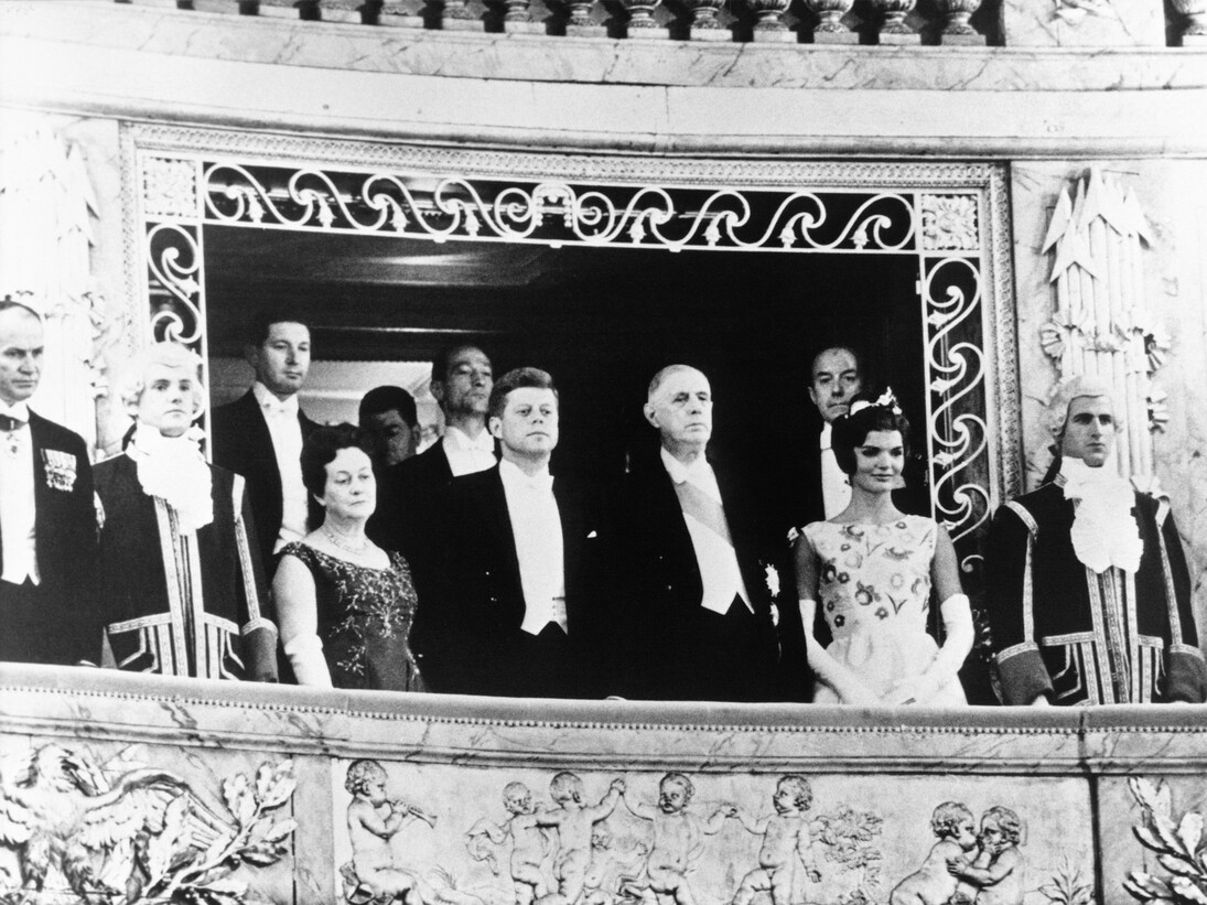 Jackie Kennedy junto a su marido y Charles de Gaulle en una cena de gala en el Palacio de Versalles, 1 de junio de 1961