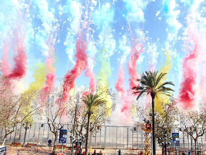 La Mascletá llena de ruido las calles de Valencia y colorea el cielo con los colores de la región