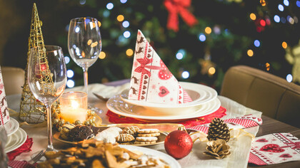 Comer demais no natal é comum mas jejuar não é a solução. Retorne à rotina saudável com alimentação balanceada, mais água e atividades físicas para cuidar do corpo e da mente