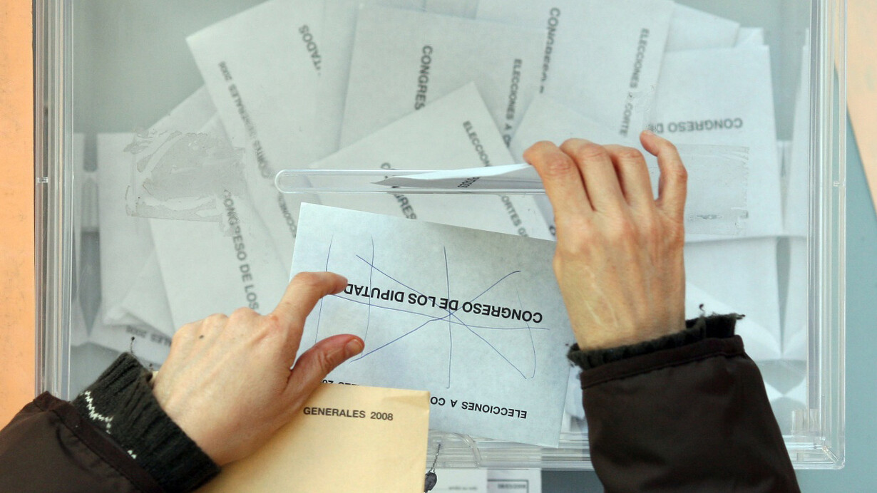 Depositando una papeleta en las urnas españolas