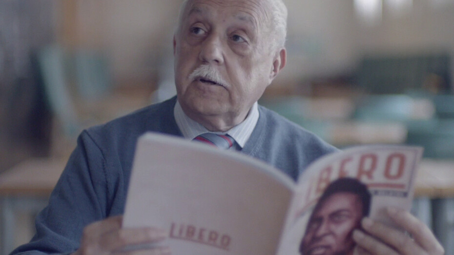Una anciana leyendo la revista "Líbero"