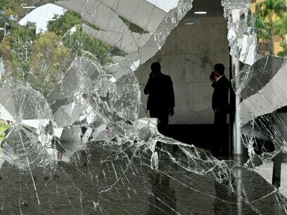 Edifício Sede da Presidência da República Palácio do Planalto sofre depredação nos atos golpistas do dia 08 de janeiro de 2023. Para mim, a democracia não é apenas uma palavra bonita; ela acontece todos os dias, no detalhe, com planejamento, participação de cidadãos comuns e trabalho silencioso
