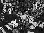 José Emilio Pacheco en su biblioteca