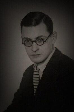 Oltre alla sua carriera letteraria, Queneau fu anche un intellettuale di spicco, direttore della prestigiosa casa editrice Gallimard e membro dell'Accademia Goncourt, contribuendo alla scena culturale francese del XX secolo