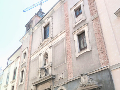 Las puertas están abiertas para los que quieren silencio y oración, los heridos de la vida, los que están solos, los que buscan consuelo, los que sueñan con un mundo mejor... Real Iglesia de San Antón Real, Madrid, España