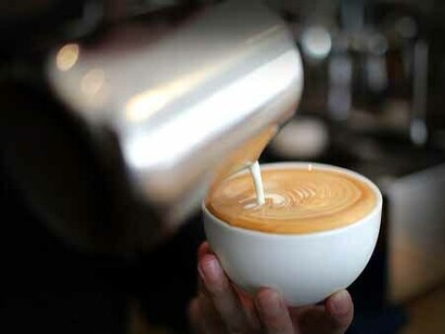 Preparazione di una tazza di caffè al bar. Una storia che proviene dalle pagine di cronaca