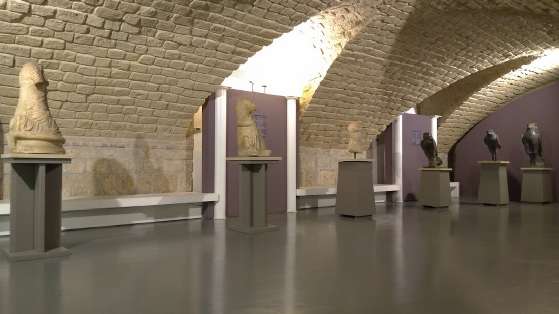 Una delle sale dedicate all'esposizione dei reperti di fattura egizia ritrovati a Benevento e conservati nel museo ARCOS – Museo Arte Contemporanea del Sannio, Benevento, Italia