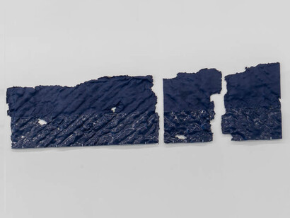 Derrick Woods-Morrow, Waveform II With Disappearing Horizon Line, 2023. Lint, indigo hue house paint, resin, 23 x 75 in (58.42 x 190.5 cm). Courtesy of Engage Projects