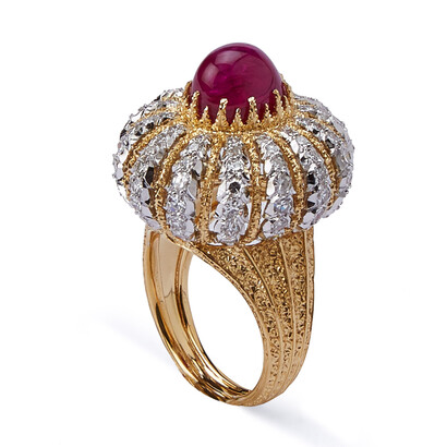 Gianmaria Buccellati, Anello a turbante in oro colori diversi, con rubino cabochon e brillanti, 1972 