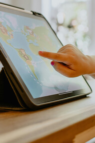 El mobile learning o aprendizaje móvil utiliza dispositivos como teléfonos inteligentes y tabletas para facilitar la educación en cualquier lugar y momento