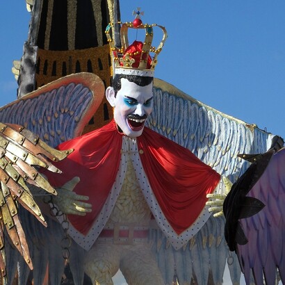 Carnevale di Viareggio 2014, Figli di un dio minore “Somebody to love” di Vannucci Roberto, foto di sailko. Viareggio, Italia