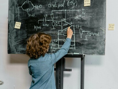 Estudante aplica o que aprendeu em sala de aula. A aprendizagem baseada em problemas desenvolve habilidades de pensamento crítico e autonomia, essenciais para a formação de cidadãos preparados para enfrentar os desafios do mundo contemporâneo
