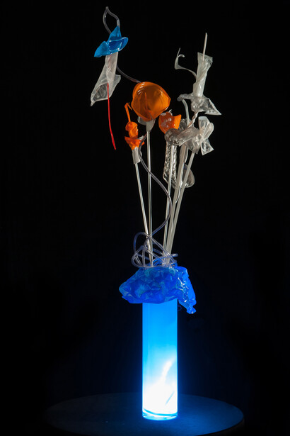 Lampafiore, 2015, vaso in vetro con luce steli in alluminio corolle in vari materiali plastici, 130 x 35 x 35 cm