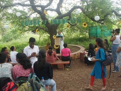 Al aire libre escuchando poemas. Poesía Pura, un evento de poesía en la Universidad de Goa 2023, India