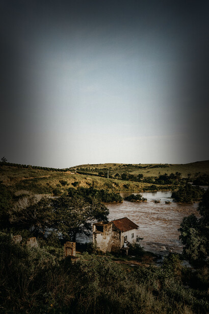 Repubblica di Cospaia. E qui sta l’inghippo, perché i fiumi Rio risultavano essere 2 quindi, quello che si trovava tra i 2 fiumi era praticamente terra di nessuno. E chi c’era al centro della non disputa? Proprio Cospaia