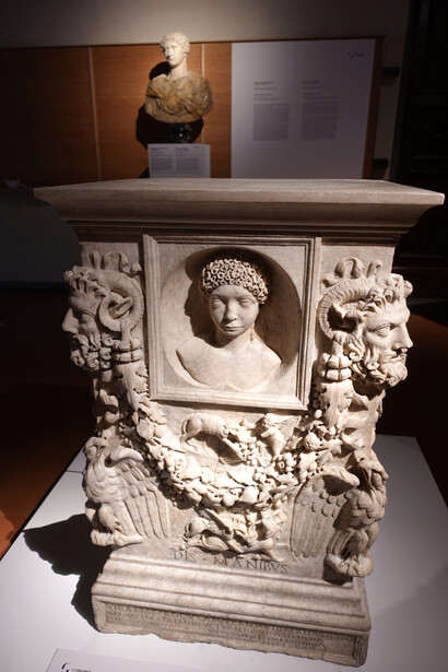 Ara in onore di Giunia Procula, con maledizione per Giunia Atte età flavia (69-96 d.C.)Firenze,G.U., Galleria delle Statue e delle Pitture