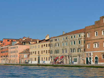 Al acabar el *finissage*, todos a la plaza, convocados por los verdaderos venecianos: espaguetada antifascista en la Giudecca.  Fondamenta de la Croce, 2016 en la Giudecca, Venecia, Italia