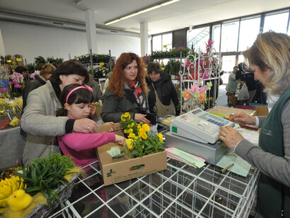 giovani e spensierati acquirenti